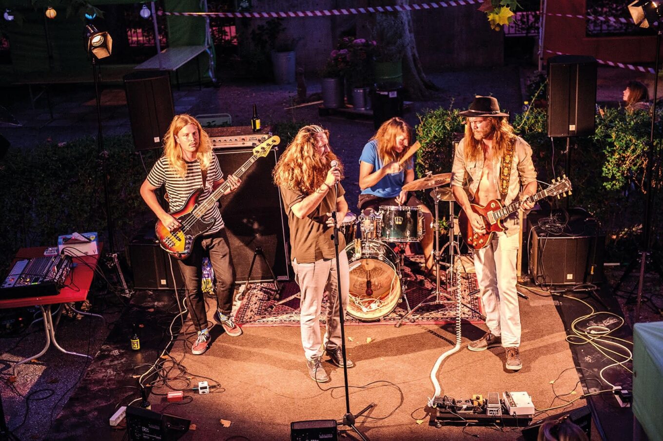 Band spielt Live-Musik im Freien.