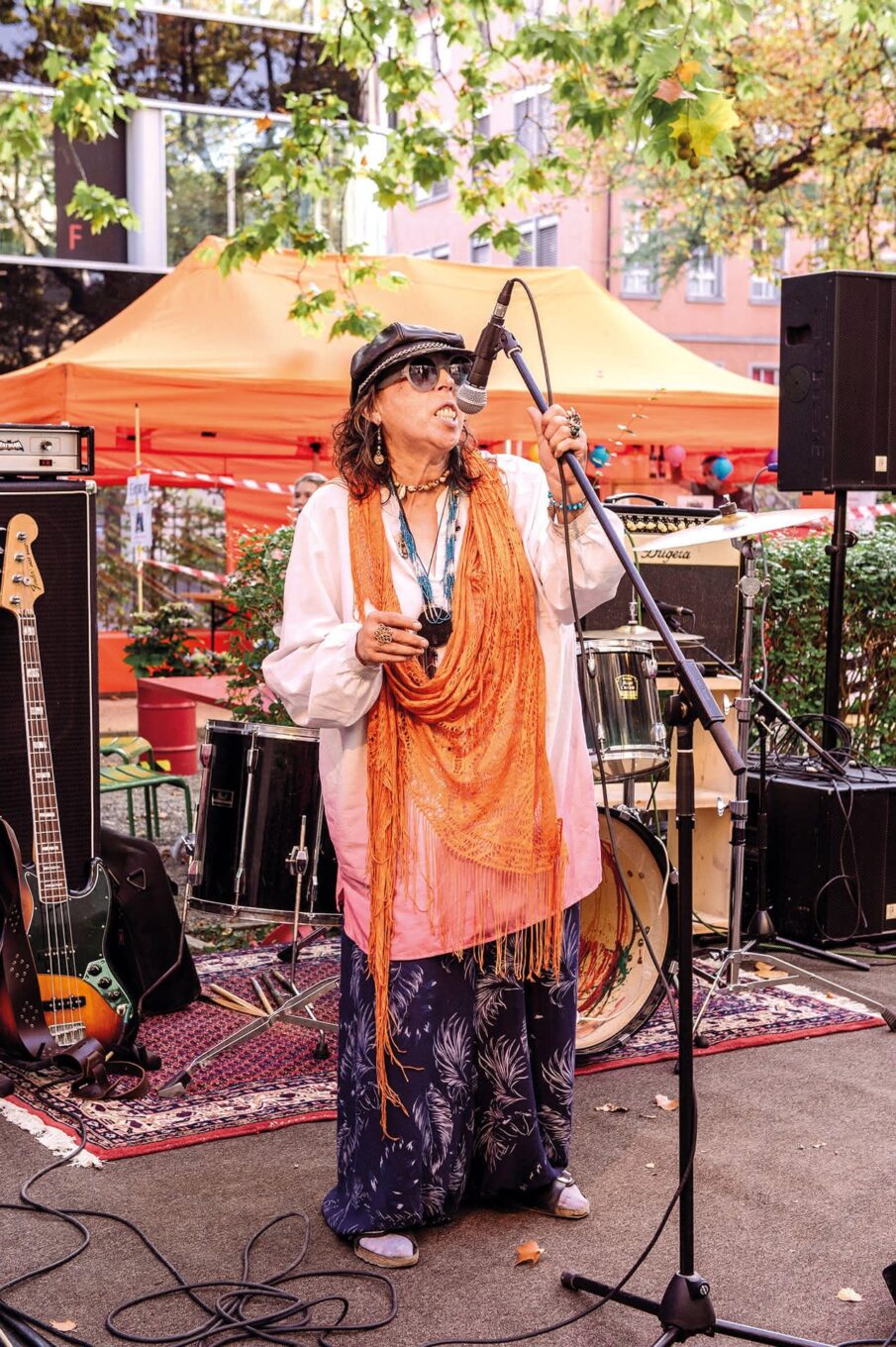 Frau singt auf Bühne im Freien.