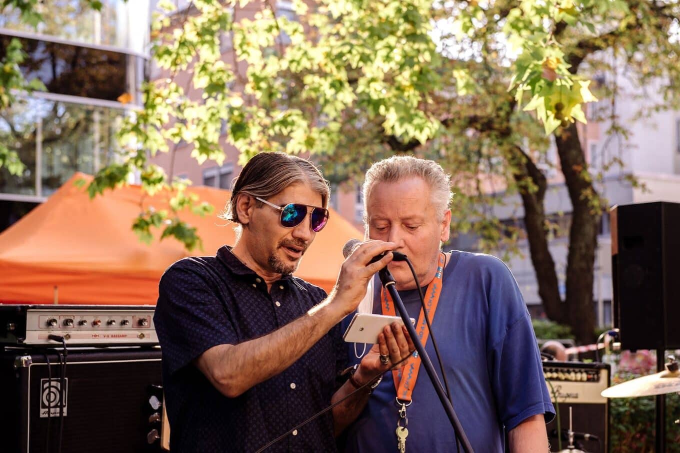 Zwei Männer singen am BogeFestival.