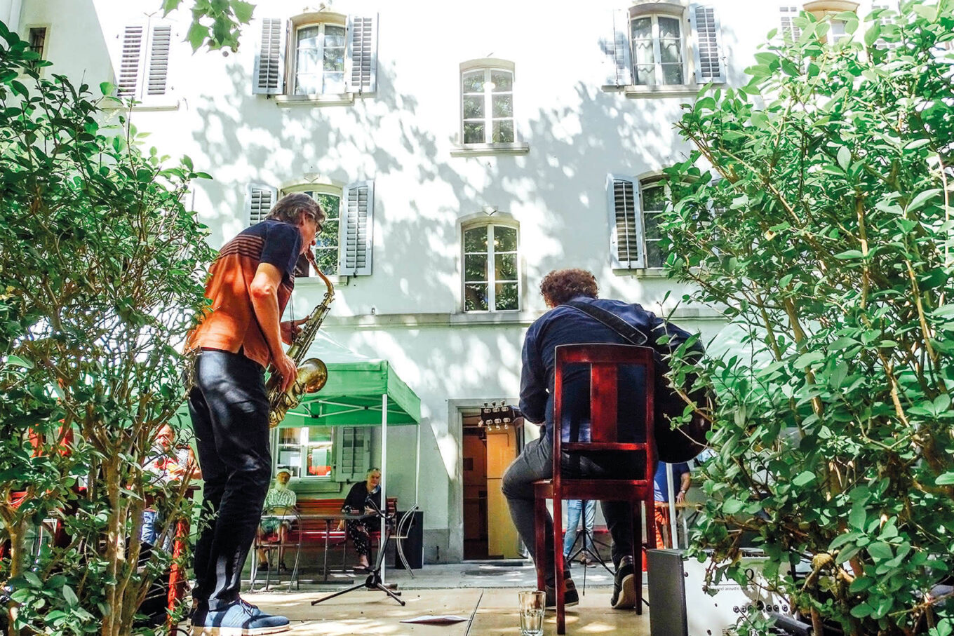 Zwei Musiker spielen Instrumente im Freien.