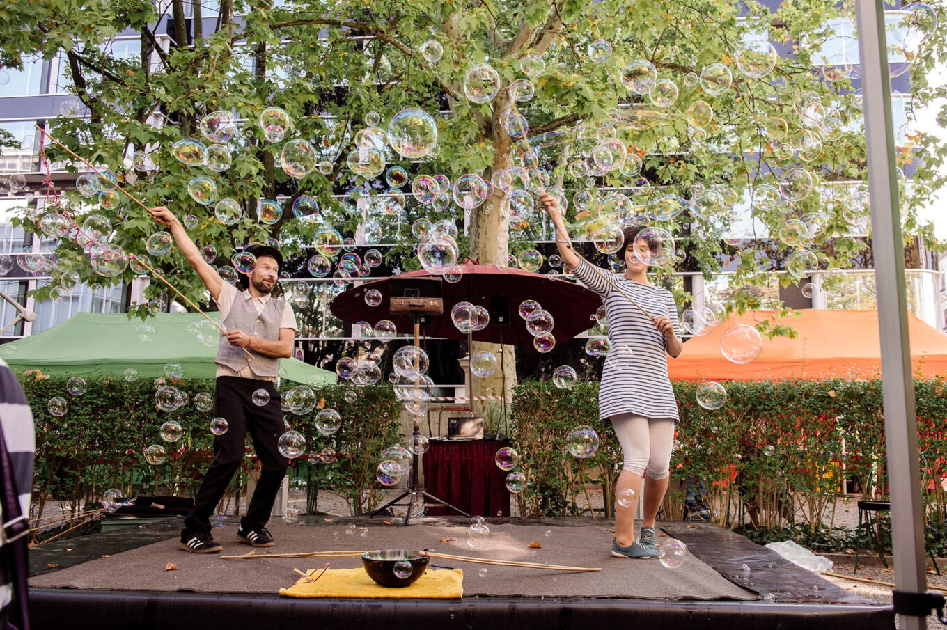 Strassenkünstler mit Seifenblasen auf Bühne.