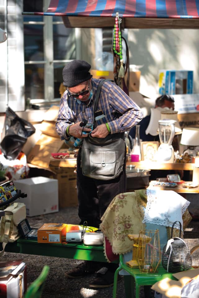 Suneboge-Bewohner am Flohmarkt zwischen Vintage-Gegenständen