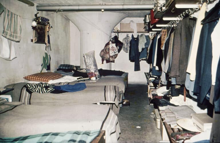 Bunker mit Schlafstellen und aufgehängter Kleidung