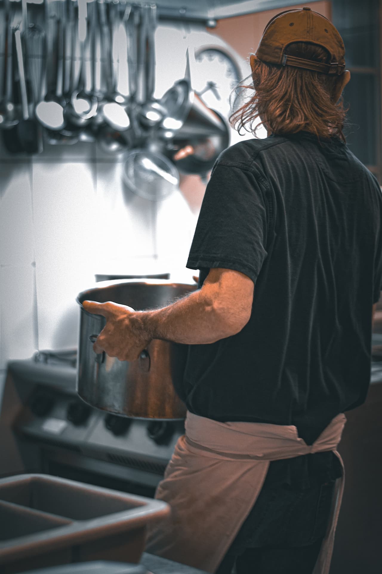 Koch mit Topf in der Suneboge-Küche