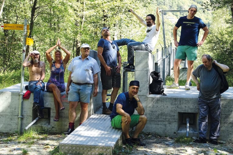 Gruppe von Wanderern posiert fröhlich an einer Bergstation