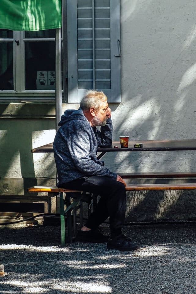 Suneboge-Bewohner sitzt auf Bank