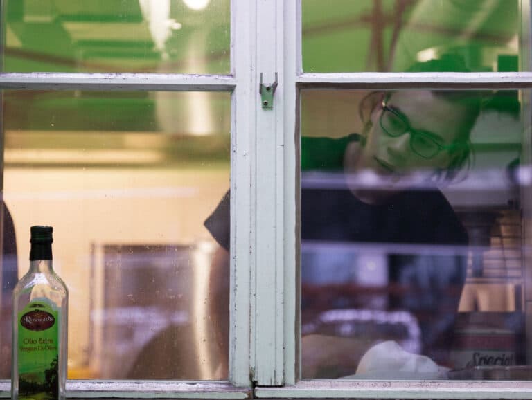 Suneboge-Mitarbeiter schaut aus dem Küchenfenster
