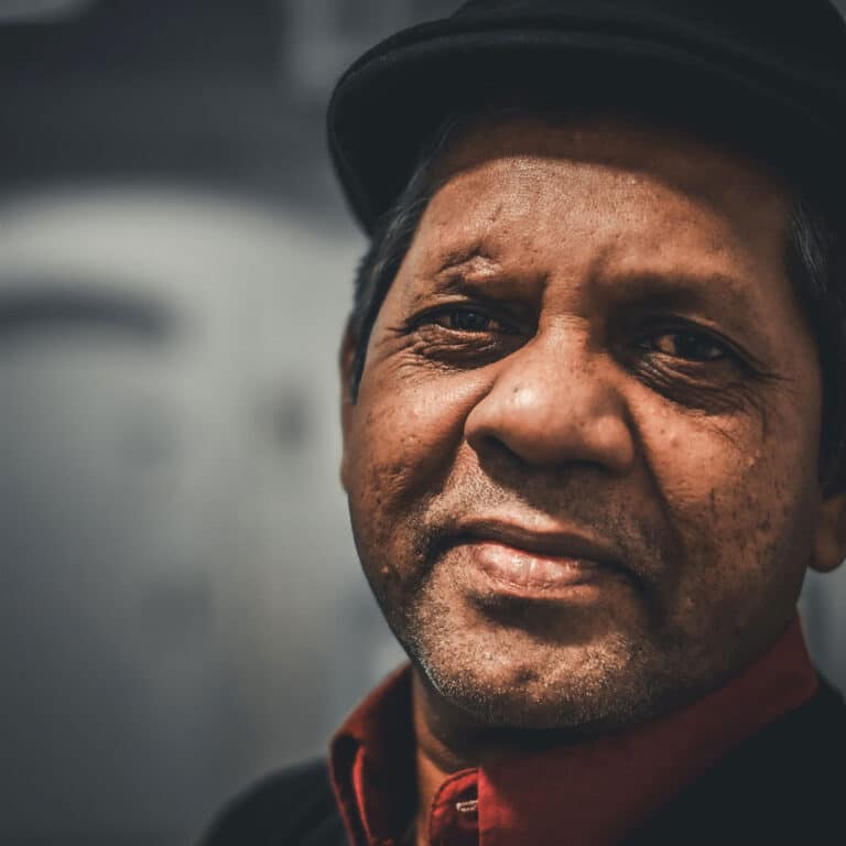 Lächelnder Mann mit Hut im Porträt